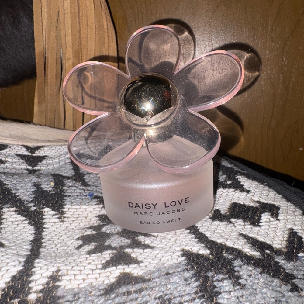 Marc Jacobs Daisy Love Eau So Sweet with Pink Floral Cap